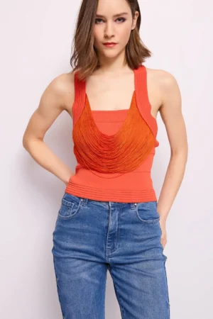 Top de punto con flecos